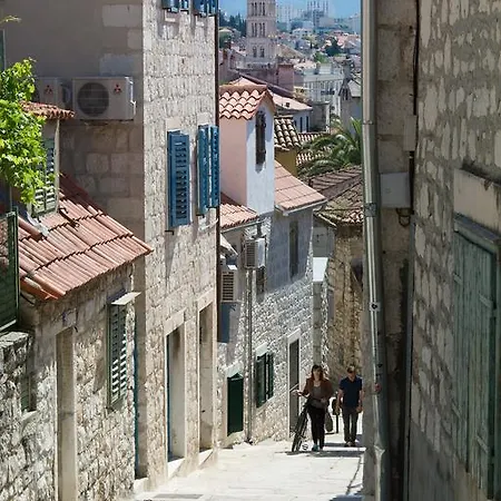 Apartment Old Town Three Bedroom Apartment Asti Mande 1 *