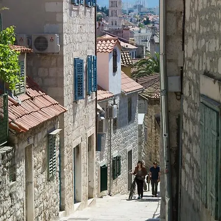 Apartment Old Town Three Bedroom Apartment Asti Mande 1 *