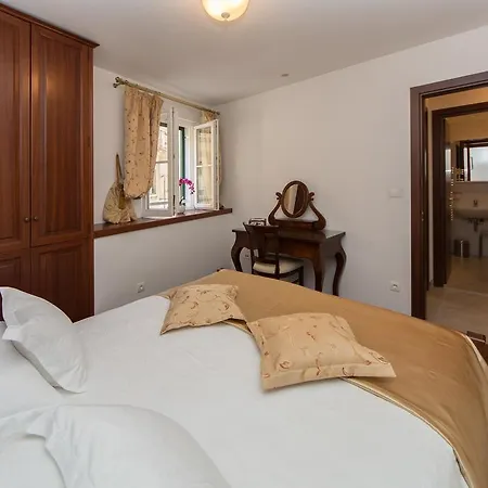 Apartment Old Town Three Bedroom Apartment Asti Mande 1