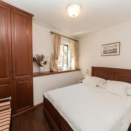 Apartment Old Town Three Bedroom Apartment Asti Mande 1 Split