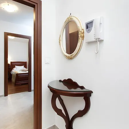 Apartment Old Town Three Bedroom Apartment Asti Mande 1 *