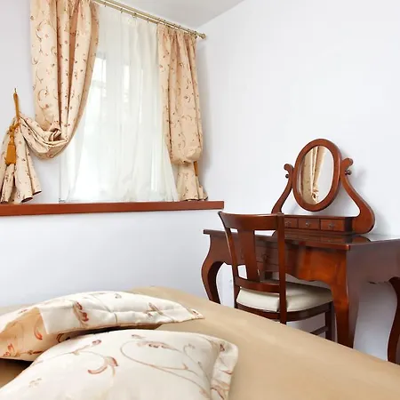 Apartment Old Town Three Bedroom Apartment Asti Mande 1