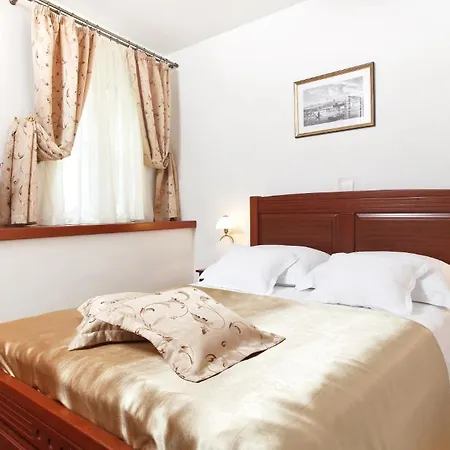Apartment Old Town Three Bedroom Apartment Asti Mande 1 *